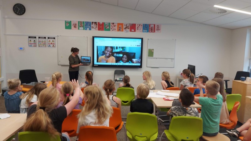 Uploads Basisschool Het Prisma heeft live video verbinding met basisschoolkinderen in de Filipijnen Stichting Sparrow