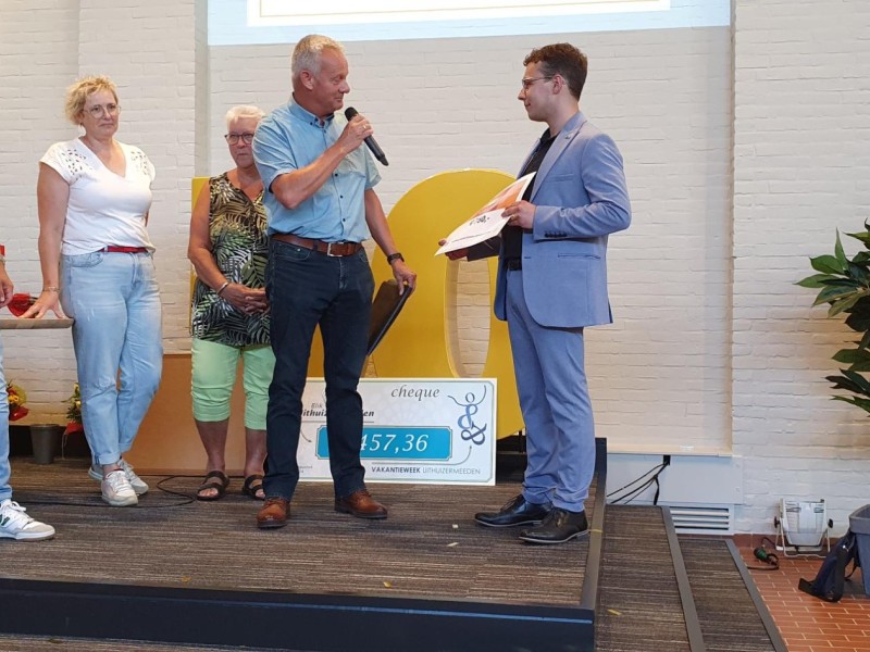 Jan Kooi overhandigd de Rommelmarkcheque aan Anthon den Hartogh 