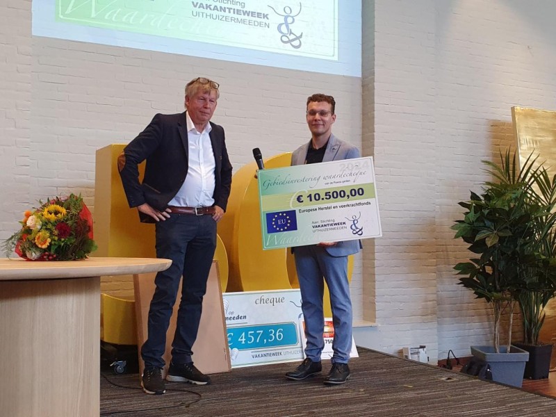 Geert Kruize heeft de PAWOZ cheque zojuist overhandigd.